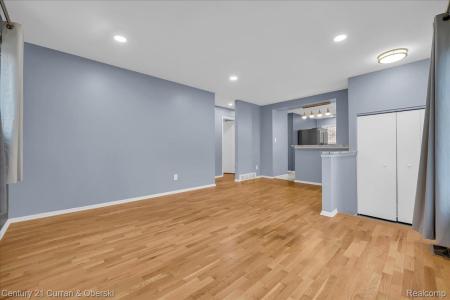 32735 Joy Road, Westland, 密西根州 48185, 美國