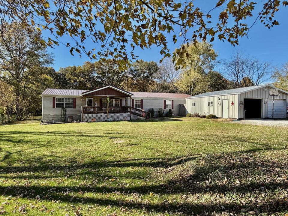 220 S. East St, Watson, Illinois 62473