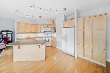 4 14 STREET NW, Calgary, アルバータ T2N 1Z4, カナダ