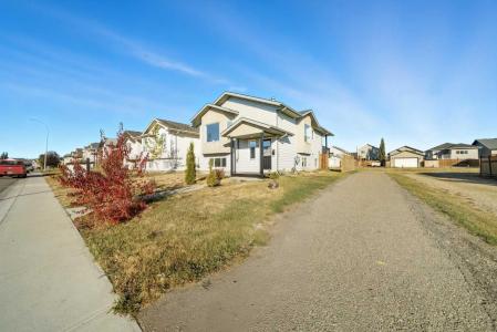 32 HUNTER ROAD, Sylvan Lake, Alberta T4S 2L6, Kanada