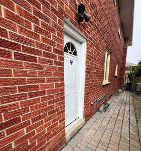 63 CANTERBURY COURT, Richmond Hill, Ontario L4C 8E7, Canada