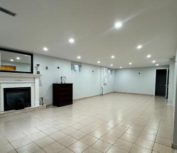 63 CANTERBURY COURT, Richmond Hill, Ontario L4C 8E7, Canada