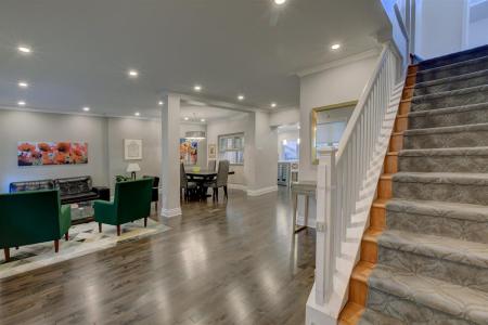 84 Rue Thurlow, Hampstead, Quebec H3X 3G9, Canada