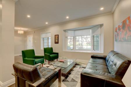 84 Rue Thurlow, Hampstead, Quebec H3X 3G9, Canada