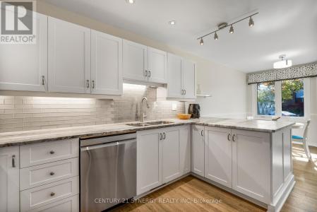 32 INNESBROOK COURT, Ottawa, 온타리오주 K2S 1C7, 캐나다