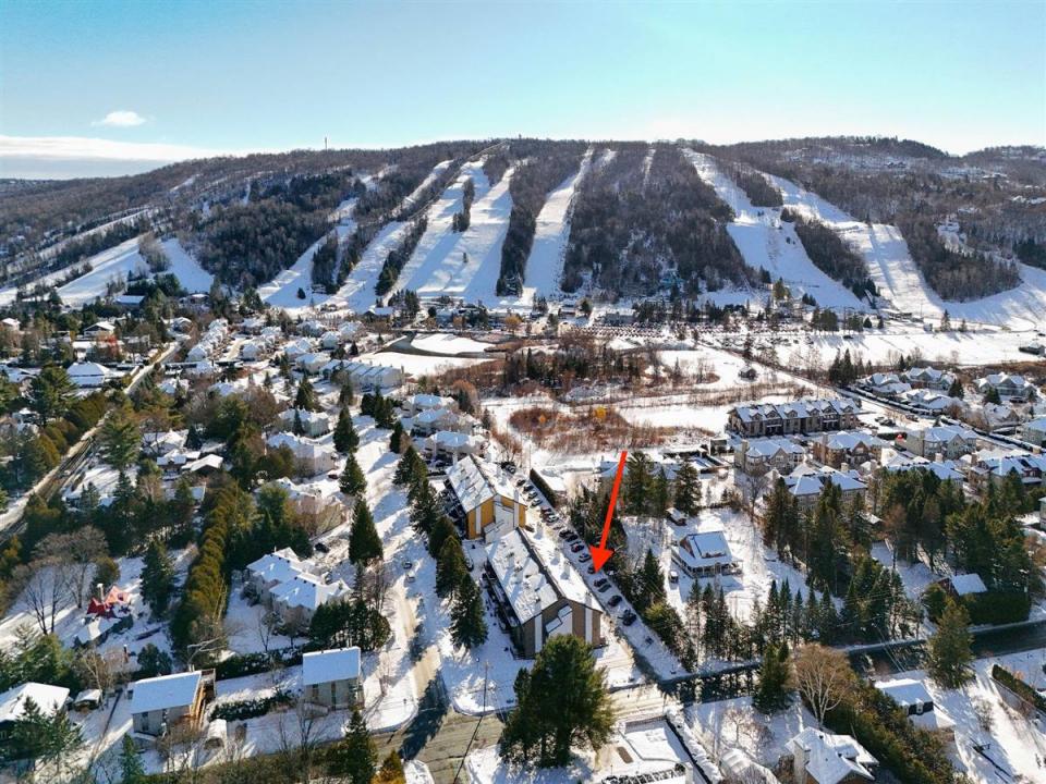 111 Av. Hochar, Saint-Sauveur, Quebec J0R 1R3, Canada