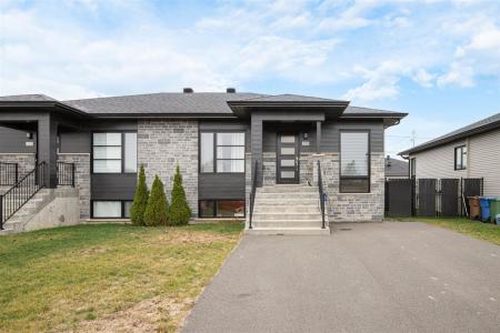 328  Rue Deslauriers, Farnham, 魁北克省 J2N 0G4, 加拿大