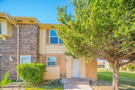 76 E Mountain Creek Drive, Grand Prairie, Texas 75052, USA