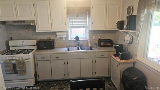 17964 Henry Street, Melvindale, מישיגן 48122, ארצות הברית של אמריקה 