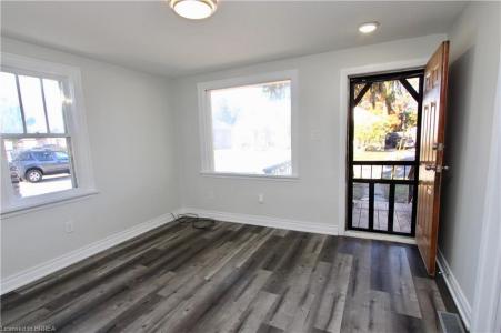 17 BORDEN STREET, Brantford, 安大略省 N3R 5J7, 加拿大