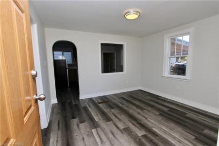 17 BORDEN STREET, Brantford, Ontario N3R 5J7, Canada