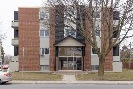 4075 Boul. Samson, Laval (Chomedey), Quebec H7W 2G3, Kanada
