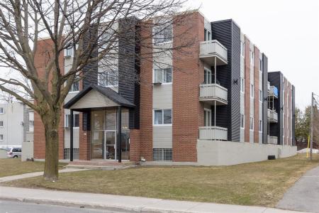 4075  Boul. Samson, Laval (Chomedey), Québec H7W 2G3, Canada