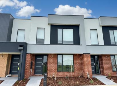 32 Jandakot Walk, Point Cook, VIC 3030, Australia