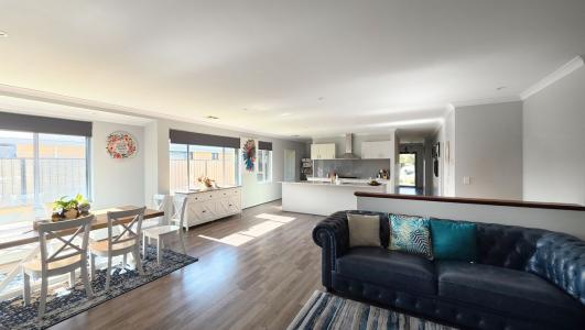 8 Quartz Drive, Australind, WA 6233, Australia