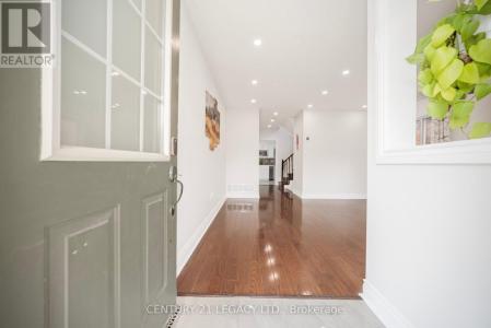 28 SUNNYBROOK CRESCENT, Brampton (fletcher's Meadow), Ontario L7A 1Y2, Canada