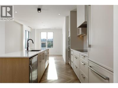 3340 LAKESHORE ROAD, Kelowna, British Columbia V1W 0H6, Canada