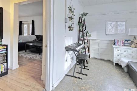 142 HOCHELAGA STREET W, Moose Jaw, Saskatchewan S6H 2G3, Canada