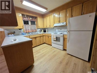 304 3RD STREET N, Cabri, Saskatchewan S0N 0J0, Canada