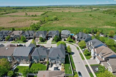 3298 LIPTAY AVENUE, Oakville, Ontario L6M 0N1, CANADÁ