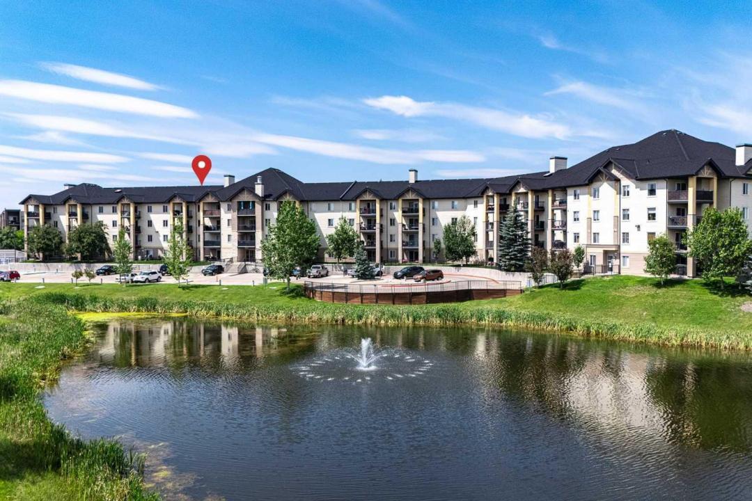 304 MACKENZIE WAY SW, Airdrie, Alberta T4B 3H8, Canadá