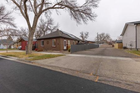 915 7 STREET N, Lethbridge, ألبرتا T1H 1Y8, كندا 
