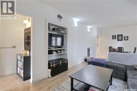 142 HOCHELAGA STREET W, Moose Jaw, Saskatchewan S6H 2G3, Canada