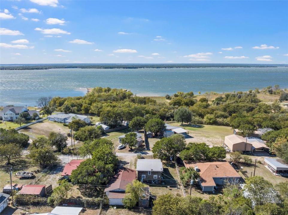 106 Tammi Run Lane, Whitney, Texas 76692