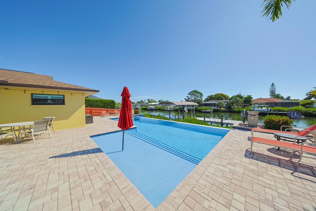 914 Chipaway Dr, Apollo Beach, Florida 33572