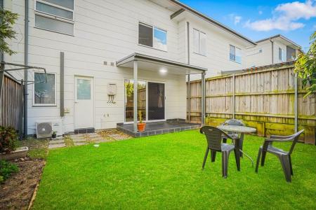 8/52a Atlantic Boulevard, Glenfield, NSW 2167, Austrália