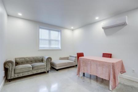 6366A  Av. de Chester, Montréal (Côte-des-Neiges/Notre-Dame-de-Grâce), 魁北克省 H4V 1J7, 加拿大