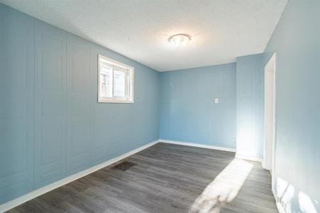 939 SELKIRK AVENUE, Winnipeg, מניטובה R2X 0B9, קנדה 