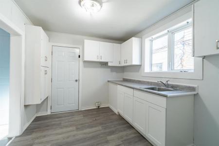 939 SELKIRK AVENUE, Winnipeg, מניטובה R2X 0B9, קנדה 