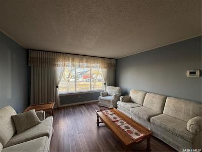 516 6TH AVENUE E, Assiniboia, Saskatchewan S0H 0B0, Canada