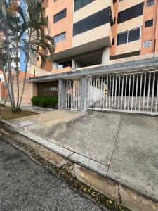 Calle Principal Alquiler en Residencias Pie de Monte, Valencia, Carabobo 2006, Venezuela