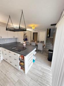 711 Springdale Circle, Palm Springs, Florida 33461, USA