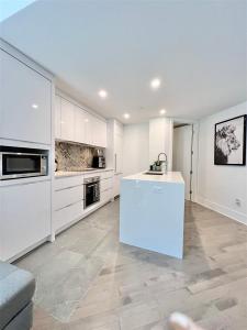 360  Rue Atateken, Montréal (Ville-Marie), Quebec H2L 0H4, Canada