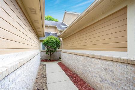 9429 Westwind Drive, Livonia, Michigan 48150, USA