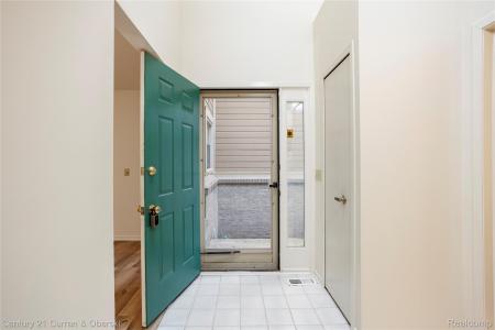 9429 Westwind Drive, Livonia, Michigan 48150, USA