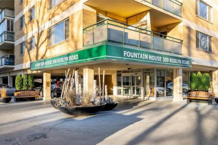 300 ROSLYN ROAD, Winnipeg, Manitoba R3L 0H4, CANADÁ