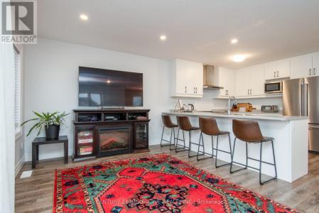 92 PONY WAY SOUTH, Kitchener, Ontario N2R 0R8, Canada