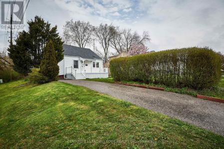 64 CEDAR STREET, Ajax (central), オンタリオ L1S 1V3, カナダ