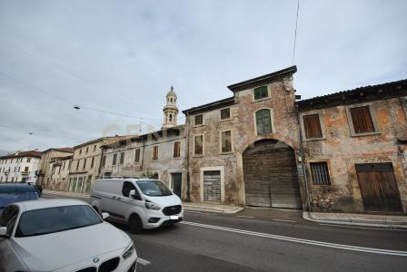 Via Unità d'Italia, Verona, Венето 37132, Италия