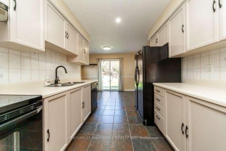 16 LONG DRIVE, Whitby, أونتاريو L1N 8E1, كندا 