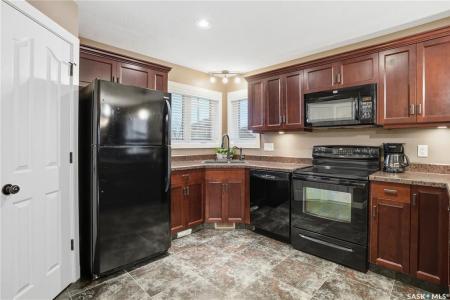 1827 NORMAN MACKENZIE ROAD, Regina, Saskatchewan S4X 0A5, Canada