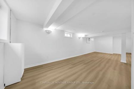 302 AVENUE ROAD, Newmarket, Ontario L3Y 1P2, CANADÁ