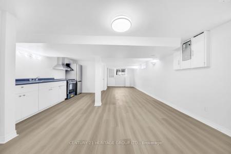 302 AVENUE ROAD, Newmarket, Ontario L3Y 1P2, CANADÁ