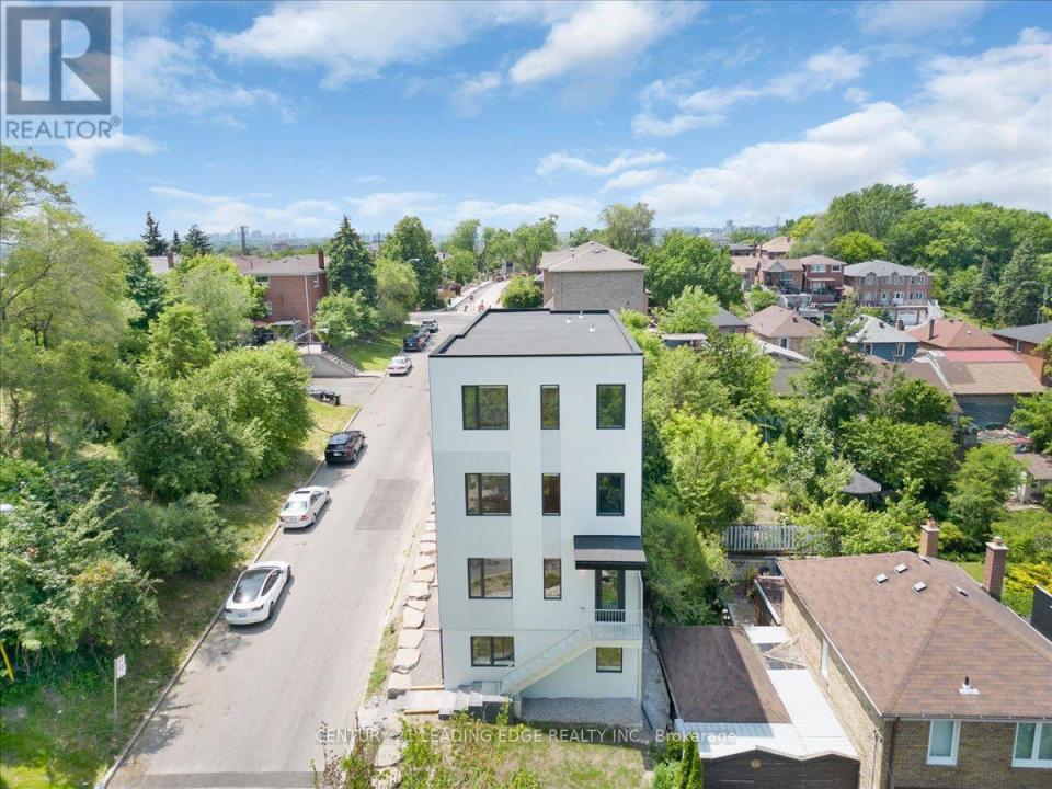 10 SUMMIT AVENUE, Toronto (caledonia-fairbank), Ontario M6E 1X4, Canada