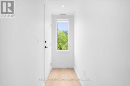 10 SUMMIT AVENUE, Toronto (caledonia-fairbank), Ontario M6E 1X4, Canada