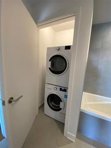 2120  Rue Ste-Catherine E., Montréal (Ville-Marie), Quebec H2K 0C4, Canadá